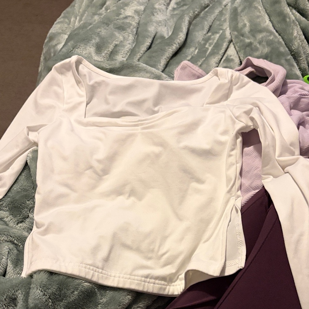 Elegant White Long Sleeve Top
Scrunch on chest area